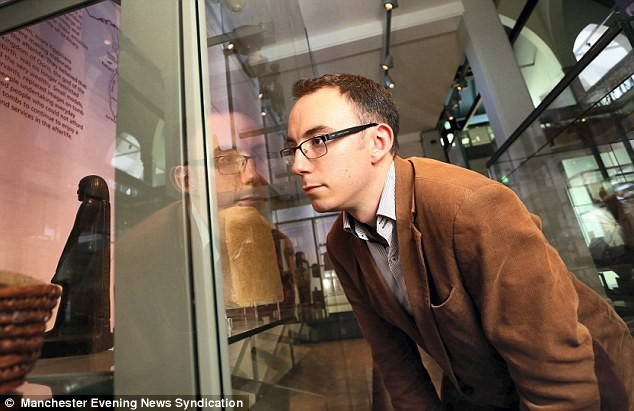 Campbell Price, người phát hiện ra hiện tượng tự quay của bức tượng. Campbell Price, người phát hiện ra hiện tượng tự quay của bức tượng.