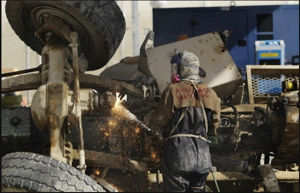 Một chiếc xe bọc thép đang được cắt nhỏ tại bãi phế liệu ở sân bay Bagram. Một chiếc xe bọc thép đang được cắt nhỏ tại bãi phế liệu ở sân bay Bagram.