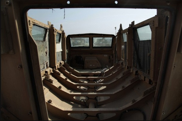 Một chiếc xe bọc thép đang chờ được xử lý thành phế liệu tại Bagram. Một chiếc xe bọc thép đang chờ được xử lý thành phế liệu tại Bagram.