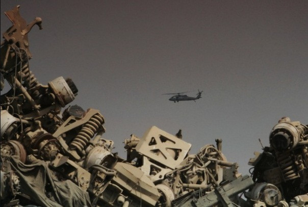 Một chiếc Black Hawk bay trên đống phế liệu có nguồn gốc từ sân bay Bagram. Một chiếc Black Hawk bay trên đống phế liệu có nguồn gốc từ sân bay Bagram.