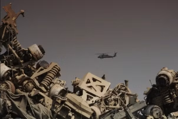 Một chiếc Black Hawk bay trên đống phế liệu có nguồn gốc từ sân bay Bagram.