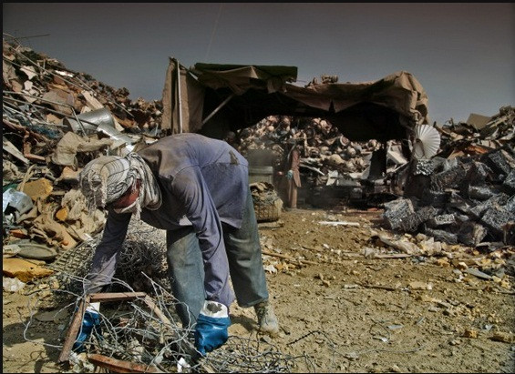 Một người đàn ông thu thập những gì còn có thể bán được lấy tiền tại bãi phế liệu ở Afghanistan. Một người đàn ông thu thập những gì còn có thể bán được lấy tiền tại bãi phế liệu ở Afghanistan.