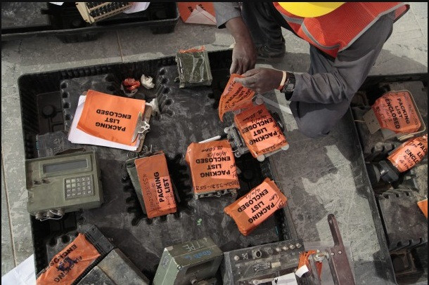 Radio ngừng hoạt động tại bãi phế liệu ở Bagram. Radio ngừng hoạt động tại bãi phế liệu ở Bagram.