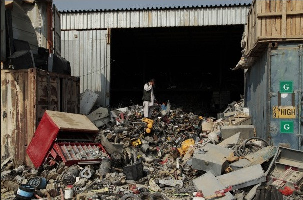 Một người đàn ông thu thập phế liệu từ bãi rác ở gần sân bay Bagram, trụ sở chính của các lực lượng quốc tế tại Afghanistan Một người đàn ông thu thập phế liệu từ bãi rác ở gần sân bay Bagram, trụ sở chính của các lực lượng quốc tế tại Afghanistan