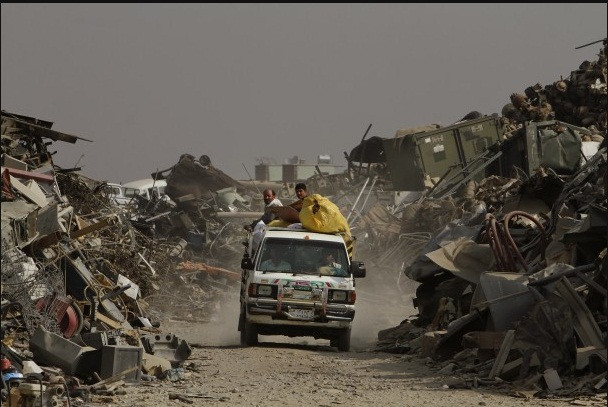 Một chiếc xe chở đầy phế liệu thu gom từ bãi rác lớn ở Parwan. Một chiếc xe chở đầy phế liệu thu gom từ bãi rác lớn ở Parwan.