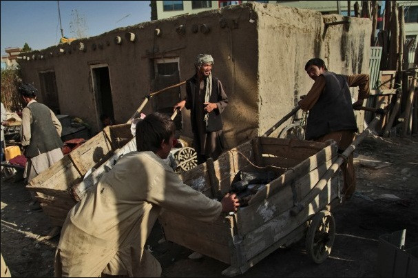 Người dân Afghanistan thu gom những gì còn dùng được từ bãi phế liệu của quân đội Mỹ. Người dân Afghanistan thu gom những gì còn dùng được từ bãi phế liệu của quân đội Mỹ.