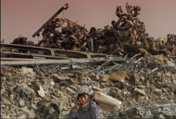 Một người dân địa phương thu nhặt phế liệu tại bãi rác quân sự của lực lượng Mỹ. Một người dân địa phương thu nhặt phế liệu tại bãi rác quân sự của lực lượng Mỹ.