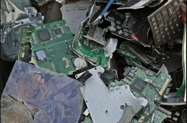 Phế liệu quân sự tại bãi rác gần sân bay Bagram Phế liệu quân sự tại bãi rác gần sân bay Bagram