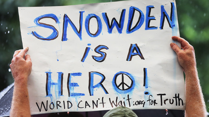 Một người ủng hộ giơ tấm biểm ngợi ca Snowden là anh hùng tại quảng trường Union ở Manhattan ngày 10/6. Một người ủng hộ giơ tấm biểm ngợi ca Snowden là anh hùng tại quảng trường Union ở Manhattan ngày 10/6.