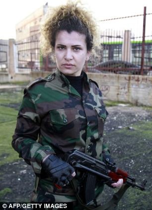 Một nữ nhân viên an ninh Syria mang súng trường tấn công Kalashnikov. Một nữ nhân viên an ninh Syria mang súng trường tấn công Kalashnikov.