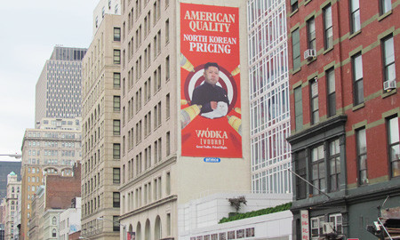 Tấm áp phích khổng lồ được treo bên hông một tòa nhà cao tầng tại con phố trung tâm Manhattan. Tấm áp phích khổng lồ được treo bên hông một tòa nhà cao tầng tại con phố trung tâm Manhattan.