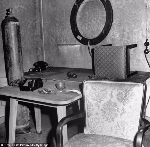 Những món đồ nội thất nằm ngổn ngang.