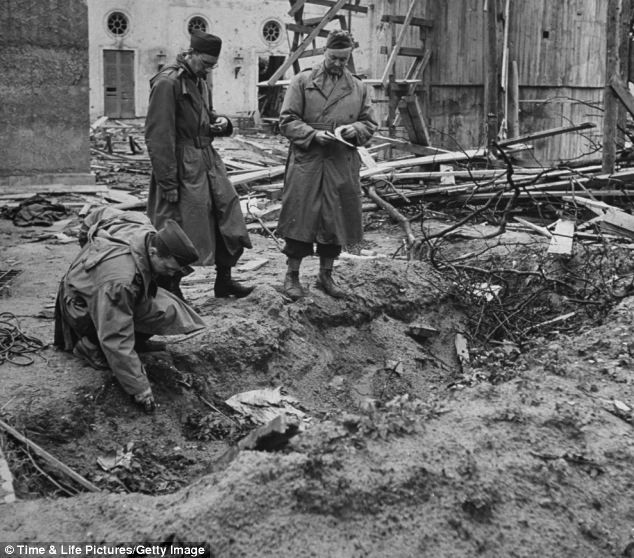 Lính Hồng quân tìm kiếm các mảnh vụn tại hố đạn, nơi thiêu hủy xác Hitler và vợ. Lính Hồng quân tìm kiếm các mảnh vụn tại hố đạn, nơi thiêu hủy xác Hitler và vợ.