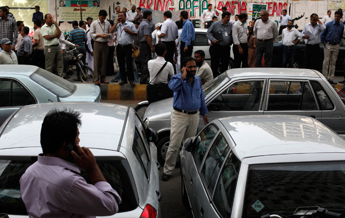 Người dân Karachi hoảng sợ bỏ chạy ra ngoài đường khi xảy ra động đất. Người dân Karachi hoảng sợ bỏ chạy ra ngoài đường khi xảy ra động đất.