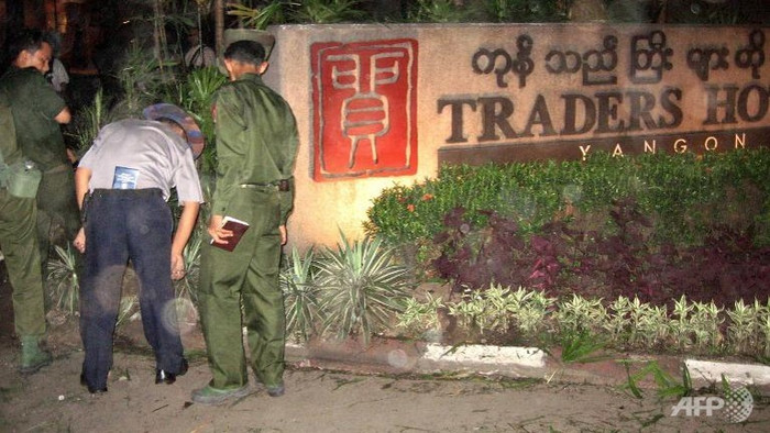 Nhân viên an ninh Myanmar kiểm tra thiệt hại ở phía trước khách sạn sau vụ đánh bom. Nhân viên an ninh Myanmar kiểm tra thiệt hại ở phía trước khách sạn sau vụ đánh bom.