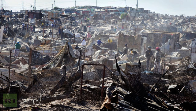 Lửa thiêu rụi hàng ngàn ngôi nhà tạm tại Khavelitsha, Cape Town trong ngày đầu tiên của năm mới.