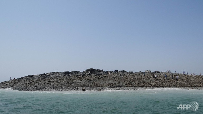 Người dân hiếu kỳ đổ lên đảo mới để xem. Người dân hiếu kỳ đổ lên đảo mới để xem.