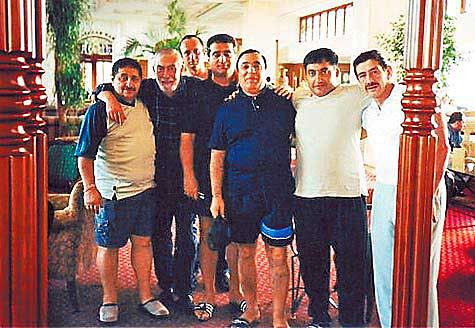 Bố già Hassan (thứ 3 từ phải sang).