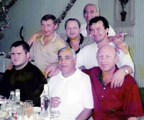 Bố già Hassan (giữa, hàng đầu) và các trợ thủ.