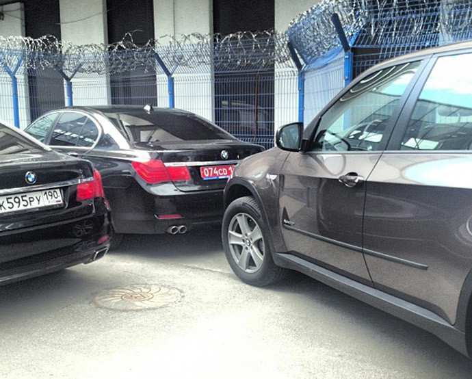 Một chiếc xe ngoại giao chờ gần sân bay Sheremetyevo.