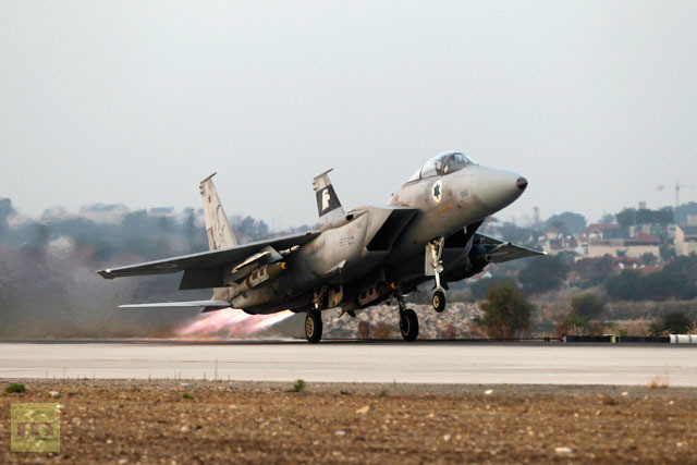 F-15 E của Không quân Israel chuẩn bị rời căn cứ. F-15 E của Không quân Israel chuẩn bị rời căn cứ.
