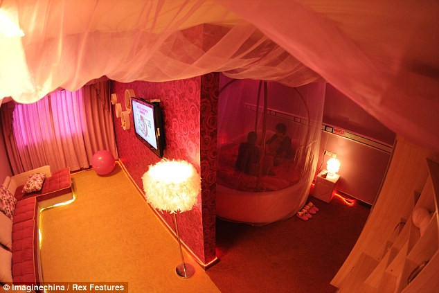 Nó được thiết kế nhằm kích thích sự ham muốn ân ái của các cặp vợ chồng hiến muộn. Nó được thiết kế nhằm kích thích sự ham muốn ân ái của các cặp vợ chồng hiến muộn.