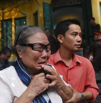 Một cụ bà không kìm được nước mắt khi tới viếng Đại tướng