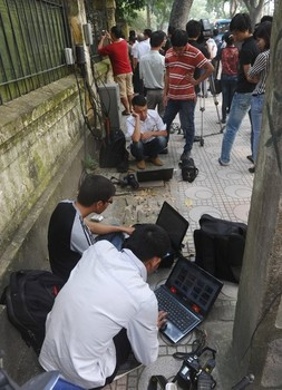 Các phóng viên tác nghiệp ngay trên vỉa hè, bên ngoài nhà Đại tướng để cập nhập những thông tin mới nhất về sự kiện đang thu hút sự quan tâm của toàn thể người dân Việt Nam.