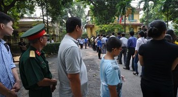 Dòng người tới nói lời tiễn biệt với Đại tướng Võ Nguyên Giáp hôm 6/10 tại nhà riêng của ông Dòng người tới nói lời tiễn biệt với Đại tướng Võ Nguyên Giáp hôm 6/10 tại nhà riêng của ông