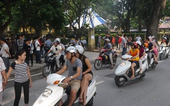 Không khí bên ngoài nhà Đại tướng Võ Nguyên Giáp tại phố Hoàng Diệu.