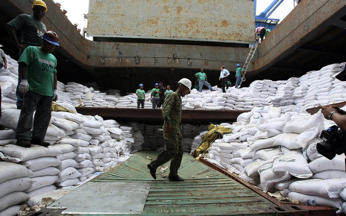 Các nhân viên an ninh khám xét tàu Chong Chon Gang tại Panama. Các nhân viên an ninh khám xét tàu Chong Chon Gang tại Panama.