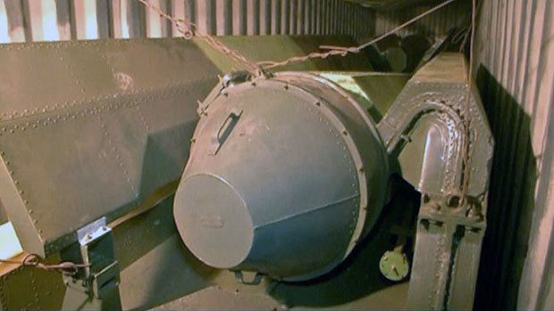 Các bộ phận tên lửa được tìm thấy trên tàu hàng Triều Tiên. Các bộ phận tên lửa được tìm thấy trên tàu hàng Triều Tiên.