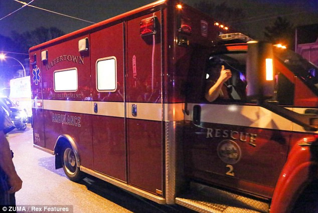 Các nhân viên an ninh Boston đáp lại lời cảm ơn của người dân.