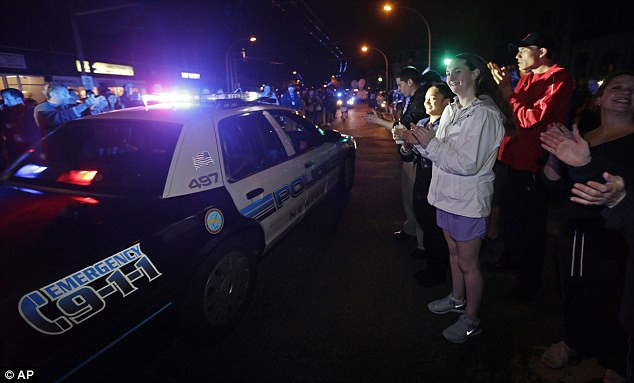 Người dân Boston reo hò ngợi ca cảnh sát.