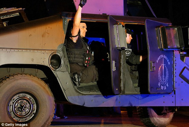 Các nhân viên an ninh Boston đáp lại lời cảm ơn của người dân.