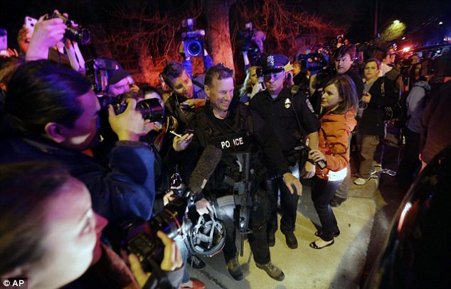 Cảnh sát Boston trở thành tâm điểm trước ống kính và tiếng reo hò.