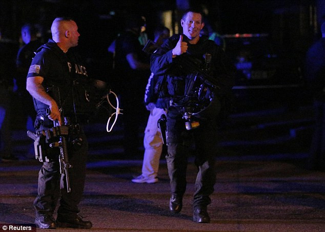 Các nhân viên an ninh Boston đáp lại lời cảm ơn của người dân.