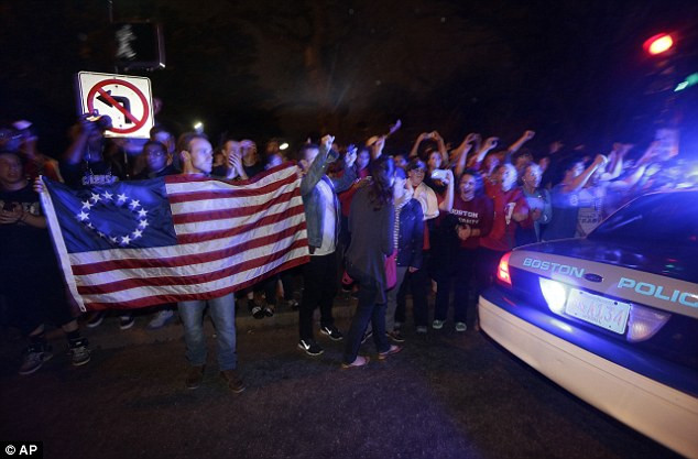 Những tiếng reo hò vang khắp mọi đường phố.