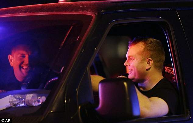 Cảnh sát Boston cười vui vẻ với nhau khi rời khỏi hiện trường vụ bắt giữ nghi phạm thứ 2.