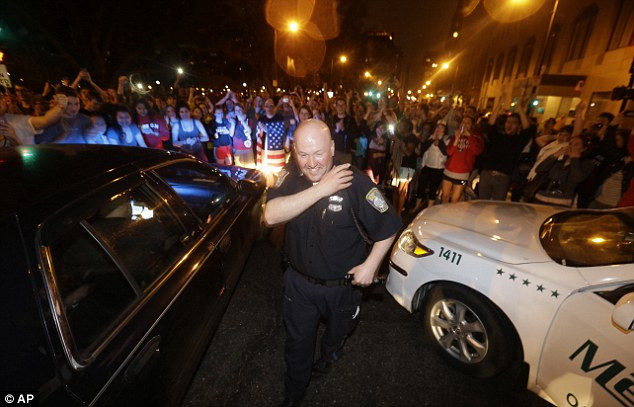 Đây có lẽ là một ngày hạnh phúc nhất trong đời những cảnh sát Boston khi họ nhận được nhiều lời cảm ơn từ dân chúng như thế này.