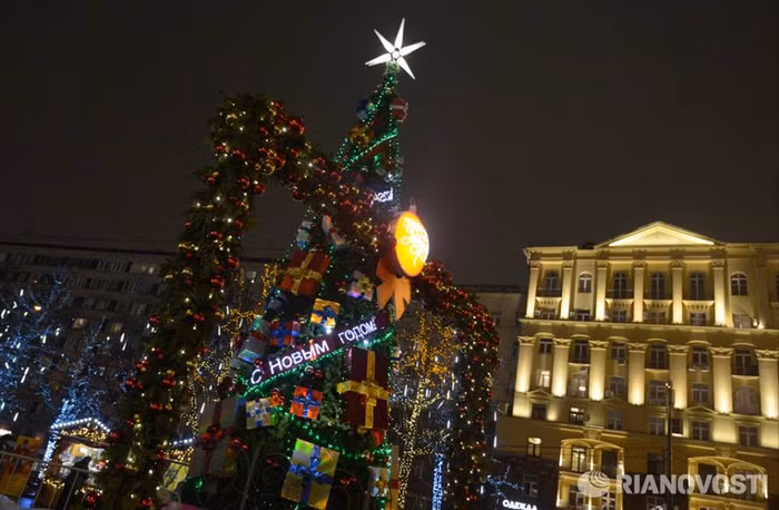 Nhiều cây thông rực rỡ đã được trang hoàng khắp thành phố từ đầu tháng.