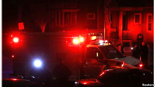 Một chiếc xe cứu thương đưa nghi phạm thứ hai ra khỏi đường Franklin dưới sự hộ tống của cảnh sát Một chiếc xe cứu thương đưa nghi phạm thứ hai ra khỏi đường Franklin dưới sự hộ tống của cảnh sát