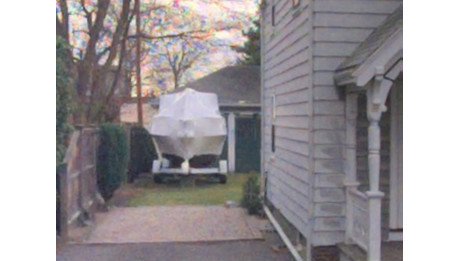 Chiếc thuyền để ở sân sau của căn nhà trên phố Franklin, nơi mà nghi phạm thứ hai được cho là đã ẩn náu. Chiếc thuyền để ở sân sau của căn nhà trên phố Franklin, nơi mà nghi phạm thứ hai được cho là đã ẩn náu.