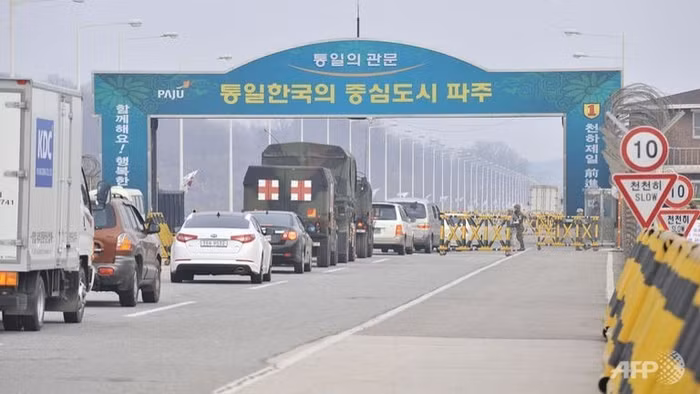 Dòng người và xe từ Hàn Quốc tới Kaesong đang chờ được phía Triều Tiên cấp phép.