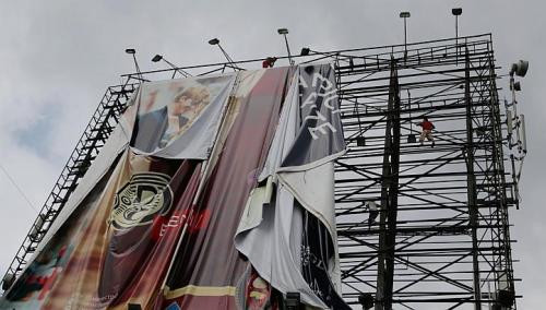 Một biển quảng cáo gần Manila bị gió bão thổi rách tơi tả trước khi nó đổ bộ vào đất liền hôm 7/11. Một biển quảng cáo gần Manila bị gió bão thổi rách tơi tả trước khi nó đổ bộ vào đất liền hôm 7/11.