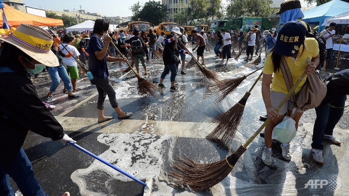 Người biểu tình Thái Lan dọn dẹp đường phố chuẩn bị đón sinh nhật nhà Vua. Người biểu tình Thái Lan dọn dẹp đường phố chuẩn bị đón sinh nhật nhà Vua.
