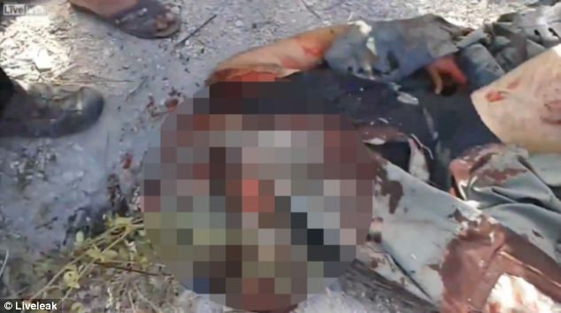 Phần thi thể đẫm máu được cho là của viên phi công lái chiếc Mi-17 bị Thổ Nhĩ Kỳ bắn hạ sau khi bị quân nổi dậy chặt đầu.