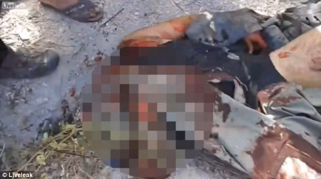 Phần thi thể đẫm máu được cho là của viên phi công lái chiếc Mi-17 bị Thổ Nhĩ Kỳ bắn hạ sau khi bị quân nổi dậy chặt đầu. Phần thi thể đẫm máu được cho là của viên phi công lái chiếc Mi-17 bị Thổ Nhĩ Kỳ bắn hạ sau khi bị quân nổi dậy chặt đầu.