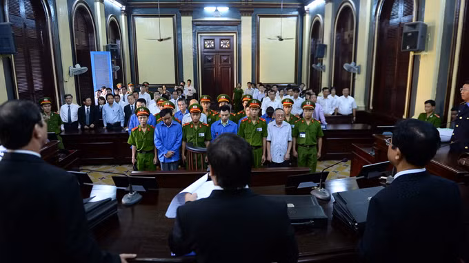 Các bị cáo trong vụ "đại án" tham nhũng trước vành móng ngựa.
