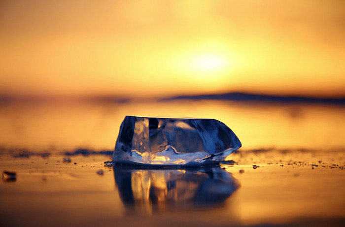 Một mẩu băng trên bờ hồ Baikal, Nga. Một mẩu băng trên bờ hồ Baikal, Nga.